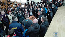 Митингующие украинцы прорвали полицейский кордон