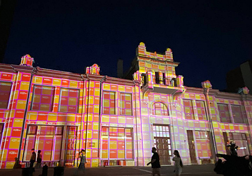 В Екатеринбурге показали световое 3D-шоу на здании мэрии, подготовленное к 300-летию