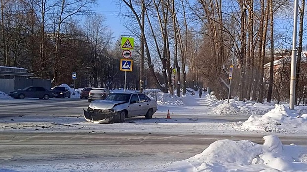 Две иномарки столкнулись на перекрестке Текстильщиков-Беляева в Вологде: есть пострадавшие