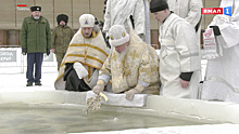Крещенские купания в ледяной воде: в Ноябрьске отмечают православный праздник