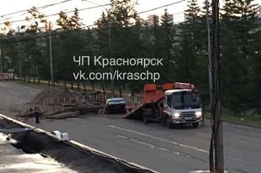 В Красноярске пьяный водитель ВАЗа въехал в котлован на ул.Дубровинского