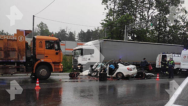 Фура расплющила легковушку под Ногинском, один человек погиб