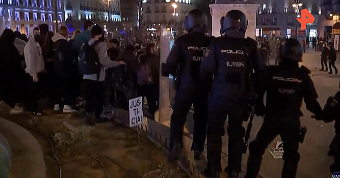 Барселона в огне: протестующие забросали полицию камнями, бутылками и файерами