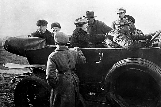 Боевая подруга Ильича: секс-бомба, или пламенная революционерка