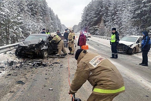 На свердловской трассе в ДТП погибли два человека и пострадали дети