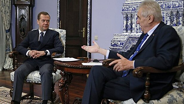 Медведев обсудил с Земаном статью в «Красной звезде»