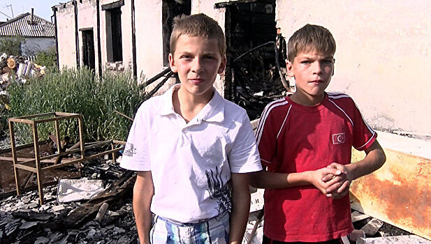 Выбили окно, дверь - как братья спасли соседских детей из горящего дома