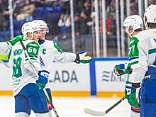 «Салават Юлаев» проиграл «Металлургу» (2:3 ОТ), но набрал очки в 7-м матче подряд. Смолин отразил 33 из 35 бросков