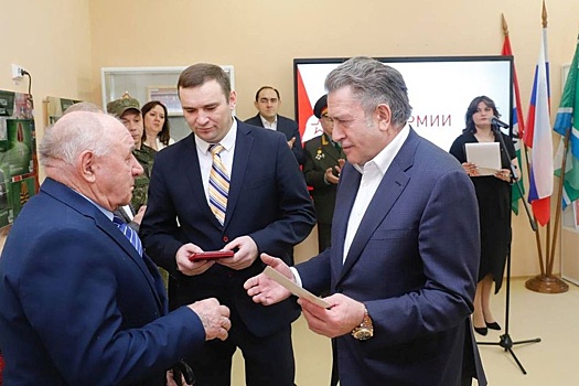 Депутаты Заксобрания открыли сельскую модельную библиотеку в Сузунском районе