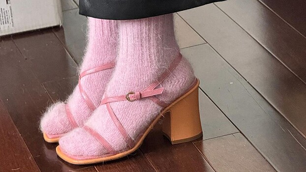 Стилист посоветовал носить гламурные босоножки с шерстяными носками