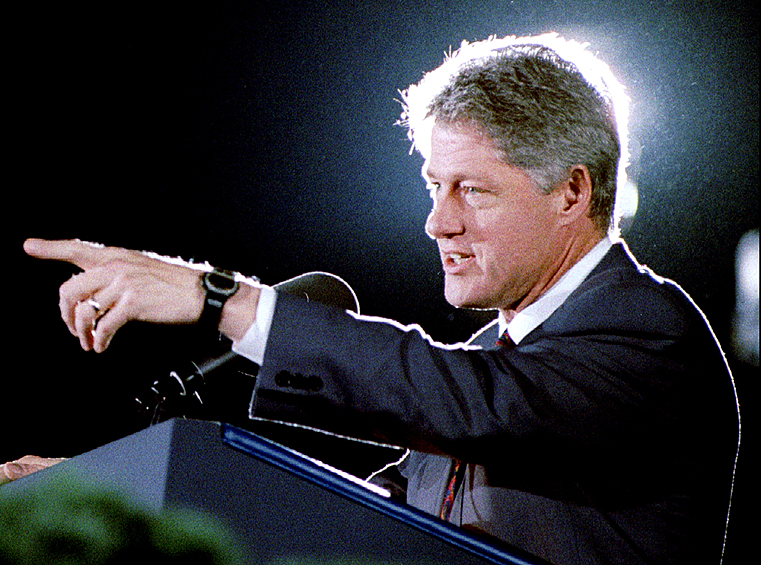 В 1978 году Клинтон одержал победу на губернаторских выборах и стал самым молодым губернатором в истории страны. На этот пост его избирали пять раз. В 1991-м Клинтон выдвинул свою кандидатуру на должность главы США и стал 42-м президентом, обойдя Джорджа Буша-старшего. 