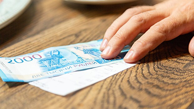 Чаевые официанту — обязанность или благодарность за хорошее обслуживание