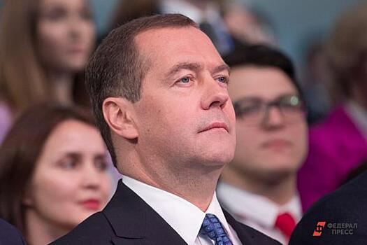 Спецборт с Дмитрием Медведевым приземлился в Омске