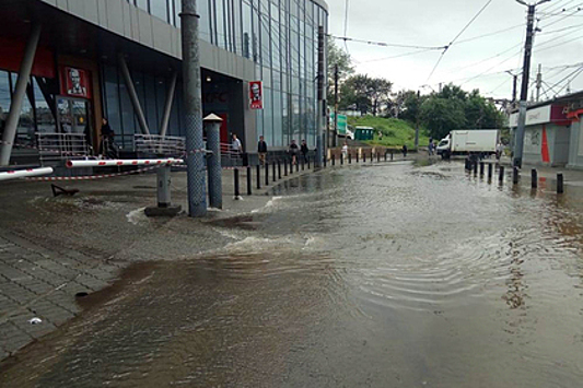 Ливни и потоп спровоцировали транспортный коллапс во Владивостоке