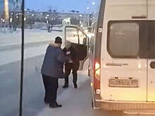 В Надыме водитель микроавтобуса избил таксиста инвалидной тростью