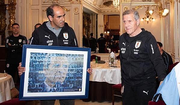 Табарес получил сертификат Книги рекордов Гиннесса за 200 матчей во главе Уругвая и коллаж с портретами 154 игроков