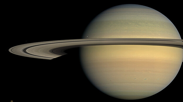 Наклон оси Сатурна связали с его спутниками