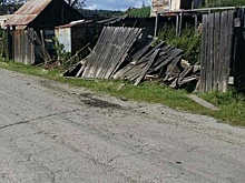 Миасец на Mazda снес деревянный забор