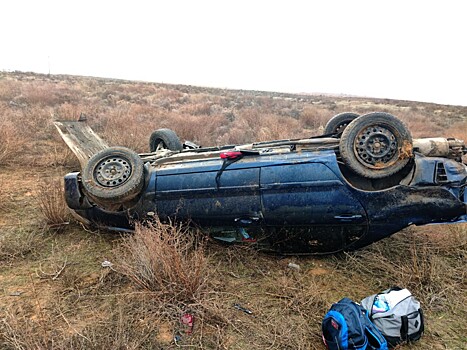 В Енотаевском районе перевернулся автомобиль, трое пострадали
