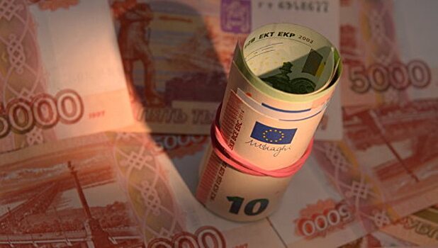 Официальный курс евро упал на два рубля