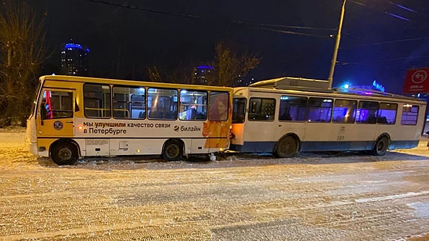 В Екатеринбурге в ДТП с троллейбусом и трамваем пострадал подросток