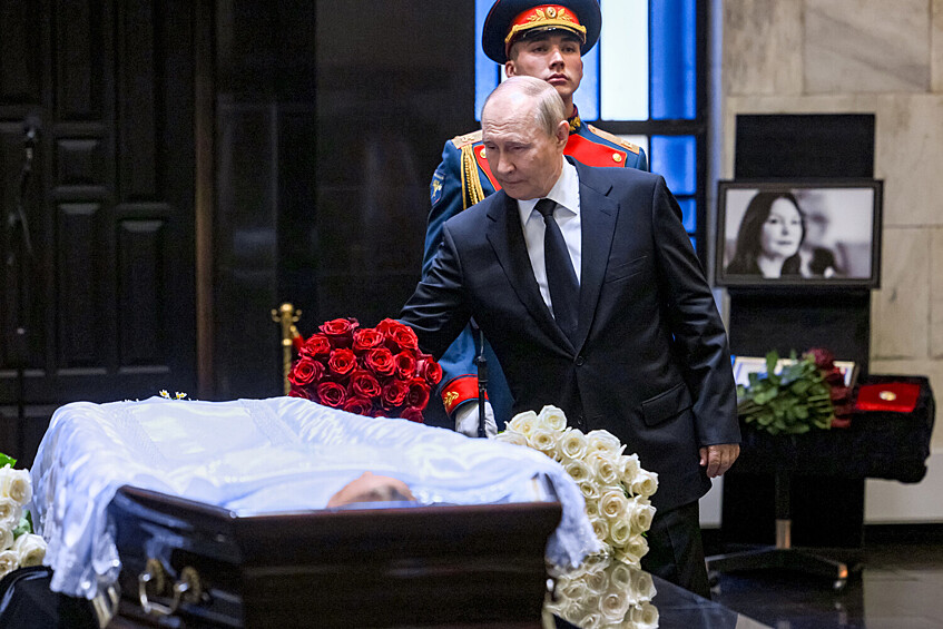 Президент РФ Владимир Путин на церемонии прощания с председателем Верховного суда РФ Ириной Подносовой в траурном зале ЦКБ Управления делами президента РФ в Москве, 24 июля 2025 года