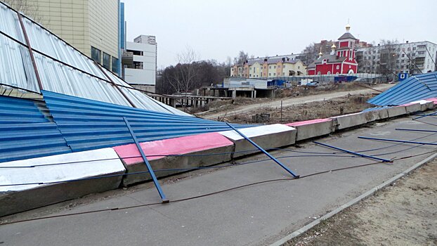 В Москве из-за сильного ветра закрываются парки и летние веранды