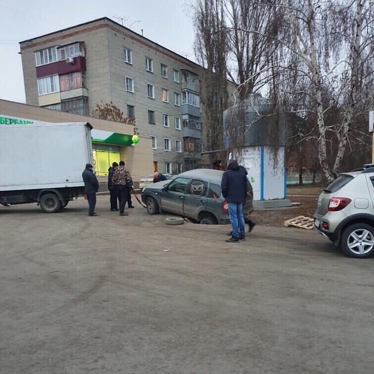 В Пензе легковушка провалилась в яму на улице Аустрина - Рамблер/авто