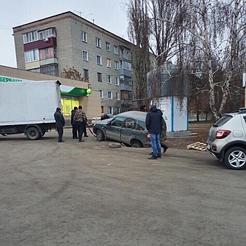 В Пензе легковушка провалилась в яму на улице Аустрина