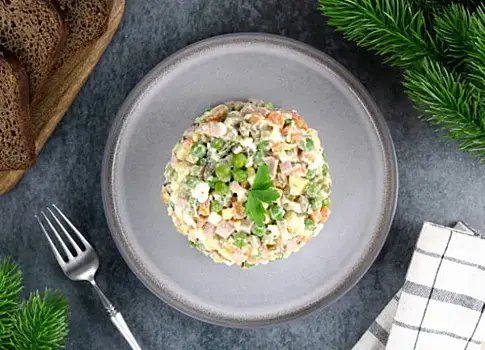 Врач Савицкая советует заменить майонез в новогодних салатах на сметану или греческий соус