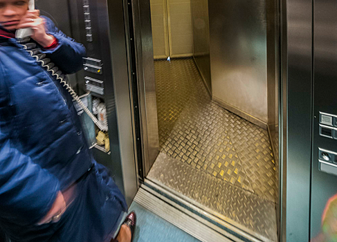 Москвичка пострадала при падении лифта