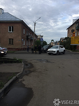 Автомобиль влетел в стену кемеровского жилого дома