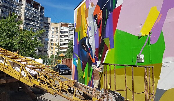 Известный московский художник создал абстрактное граффити в Канавинском районе