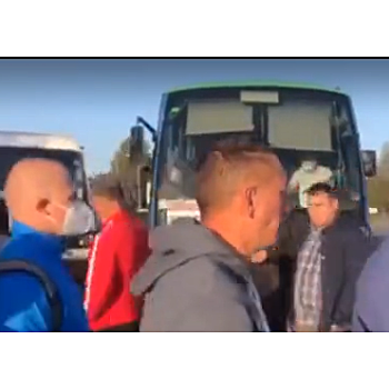 На Западной Украине жители перекрыли трассу, требуя отремонтировать дороги