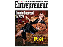 Блейк Лайвли снялась в бархатной пижаме для обложки глянца