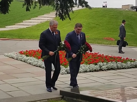 Вячеслав Володин и Андрей Бочаров возложили цветы на Мамаевом кургане