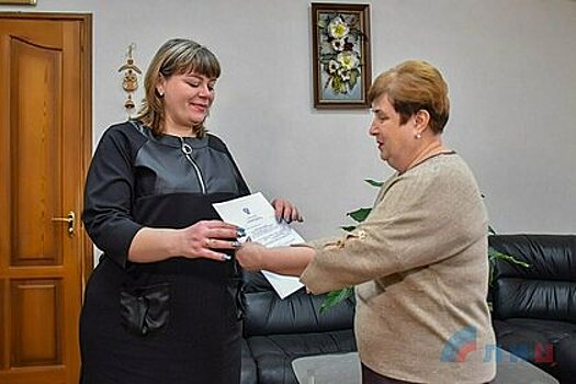 Луганчанка получила первый оформленный в ЛНР сертификат на материнский капитал
