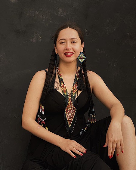 Девушка стала выкладывать в соцсеть видеоколлажи и каверы на известные композиции.