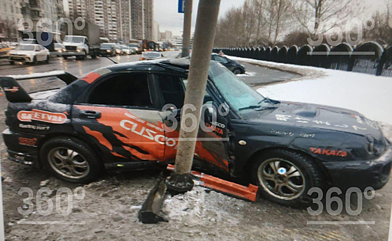 Московский водитель врезался в отбойник, а затем сбил пенсионерку и ребенка