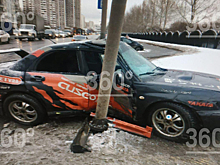 Московский водитель врезался в отбойник, а затем сбил пенсионерку и ребенка