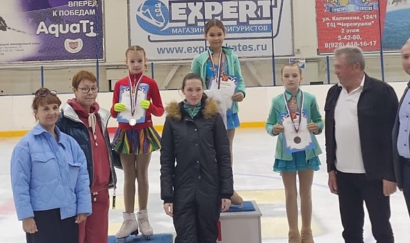 Десять медалей завоевали выселковские спортсмены на соревнованиях по фигурному катанию