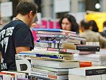 Названы самые популярные в России книги десятилетия