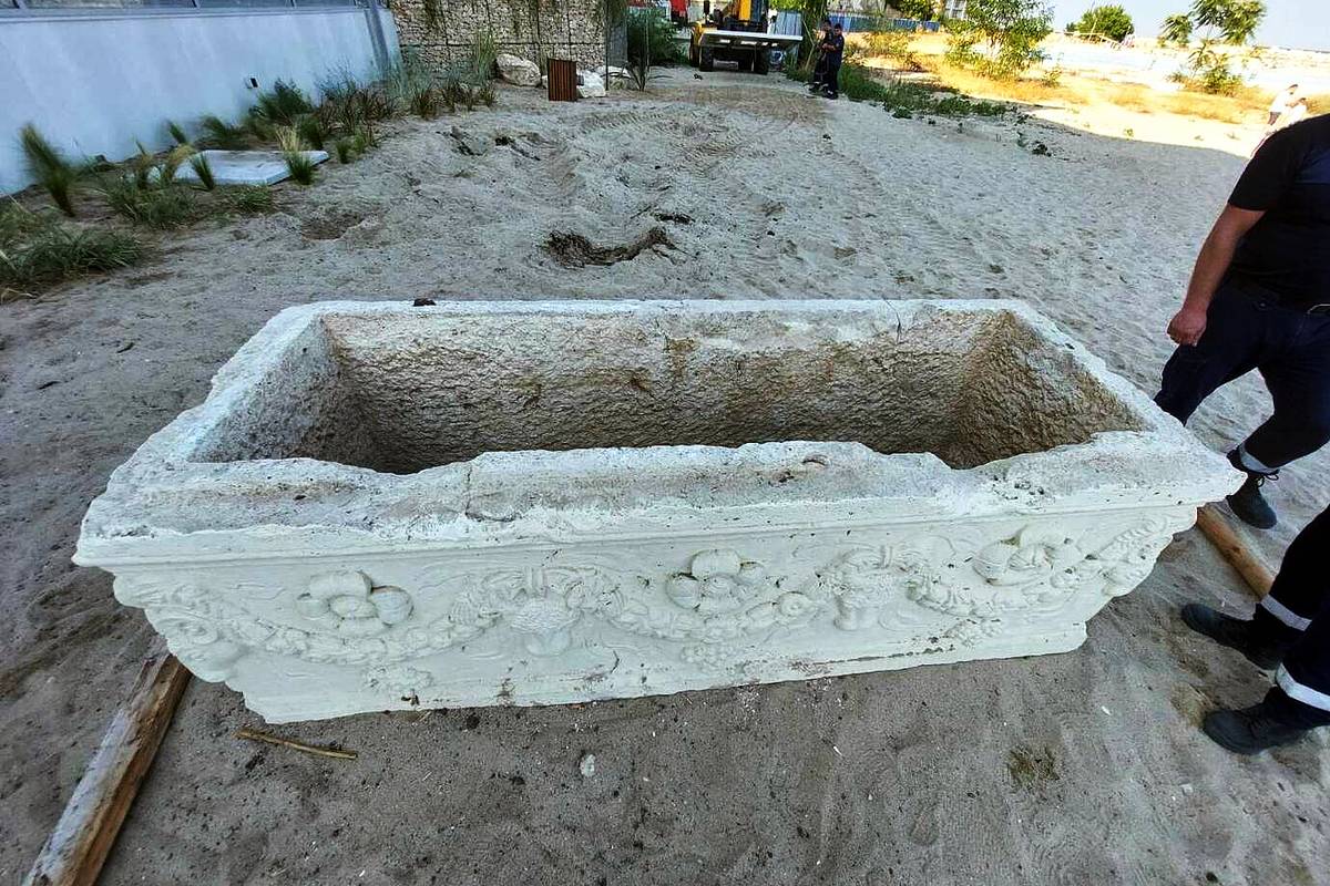 На популярном пляже нашли древнеримский саркофаг