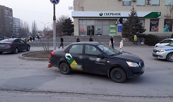 В Волжском Волгоградской области двое пенсионеров попали под колеса иномарок