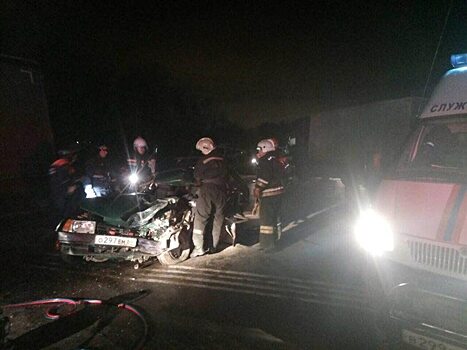 У саратовского «Хеппи Молла» пассажирский автобус врезался в иномарку и «Ларгус»