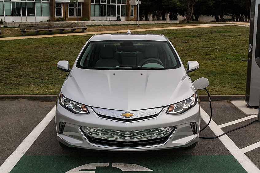 Volt первого поколения оказался в списке как еще один популяризатор гибридных автомобилей, а именно гибридов с возможностью подзарядки — PHEV. Теперь же машины, которые можно подключить к обычной розетке, есть в модельной линейке практически у каждого крупного автопроизводителя
