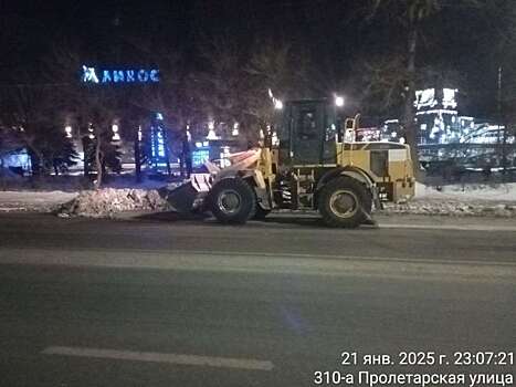 Оренбургские коммунальщики продолжают работу по очистке города от снега и наледи