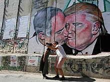 На границе Израиля и Палестины нарисовали целующихся Трампа и Нетаньяху