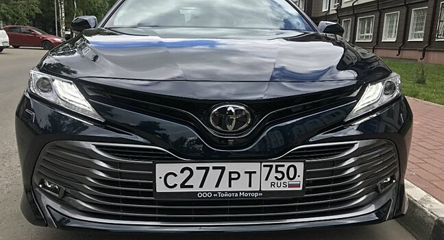 Toyota Camry эффектно пролетела над дорогой, как в голливудском фильме