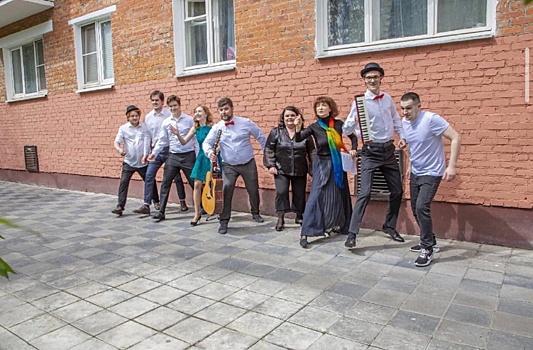 Сотрудники Дворца культуры Щербинки объявили набор в вокальную группу